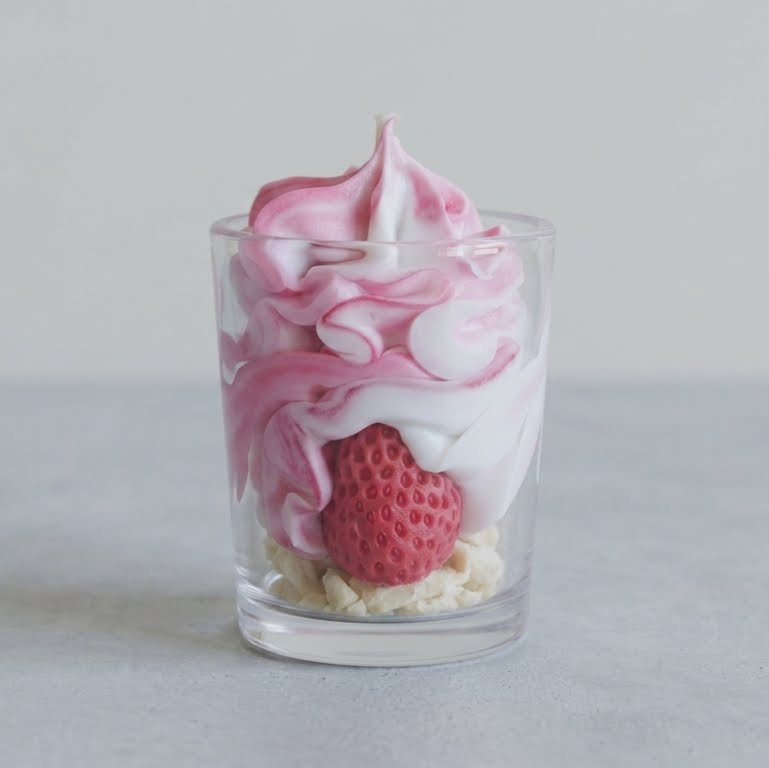 Mini Bougie Burgonde Délice de Fraise – cire fouettée rose et blanche avec fraise sculptée artisanale