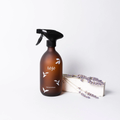 Spray Salle d’eau léfé flacon ambré avec pompe, parfum Lavande & Cyprès, posé avec des fleurs de lavande séchées
