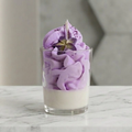 Mini Bougie Burgonde Bonbon à la Violette – cire fouettée mauve pastel avec fleur dorée sculptée artisanale